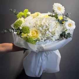 Buchet cu hortensie albă, gerbera și trandafir (la comandă)