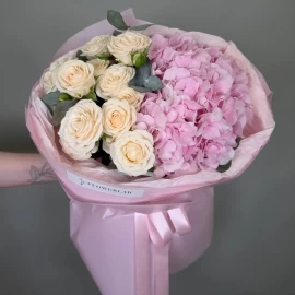 Buchet cu hortensie roz și trandafiri crem de tufă