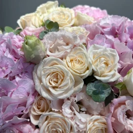 Buchet din trei hortenzii ,trandafiri Sofia si eustoma