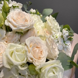 Buchet din matiola, trandafiri Sofia si eustoma