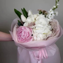 Букет с пионами, гортензией и тюльпанами (под заказ)