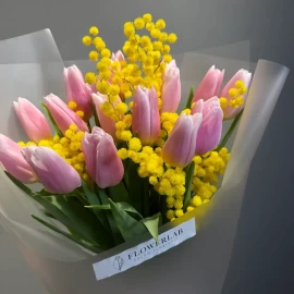 Buchet din lalele roz pal cu mimoză (la comandă)