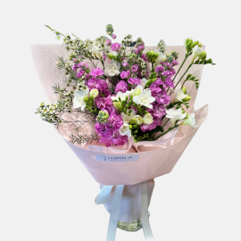 Букет с фрезиями и матиолой