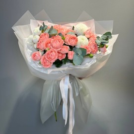 Букет из кустовых роз и хризантем