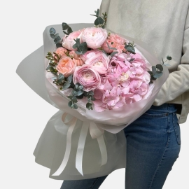 Bouquet with hydrangea and ranunculus