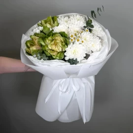 Букет с розами "Veggie", хризантемой и ромашкой