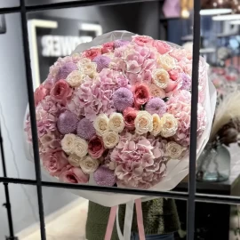 Bouquet with 7 Hydrangeas and Spray Roses (pre-order 7 days)