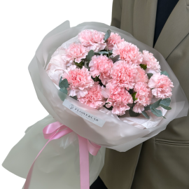 Bouquet with pink dianthus