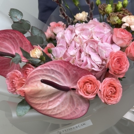 Букет из антуриумов и гортензий (доступно для предзаказа)