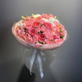 Bouquet of Femke roses and peony roses