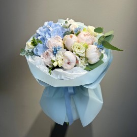 Buchet din hortensie albastra , bujori si oxipitalum