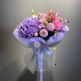 Buchet din hortensie mov, trandafiri și crizantemă