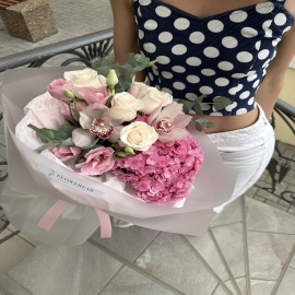 Buchet cu hortensie roz si orhidee