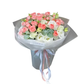 Букет из кустовых роз и эустомы