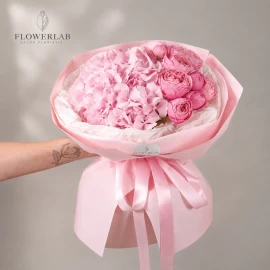 Buchet cu hortensie roz și trandafiri tip bujor