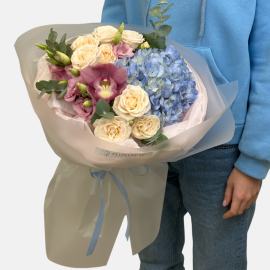 Buchet cu hortensie si trandafiri