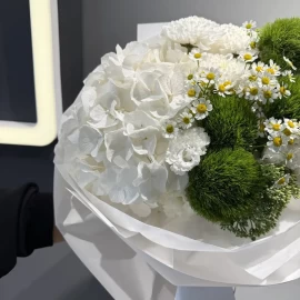 Buchet din Hortensie alba si Dianthus kiwi
