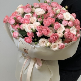 Buchet din trandafiri imbujorati