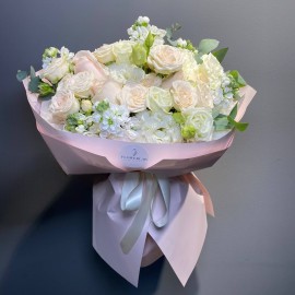 Buchet din matiola, trandafiri Sofia si eustoma