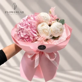 Buchet cu hortensie roz și bujori