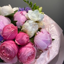 Buchet din bujori, trandafiri imbujorati si frezii