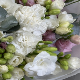 Buchet din frezii si lisianthus ( la precomanda)