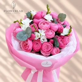 Buchet cu trandafiri de tufă Silvia Pink și frezii albe
