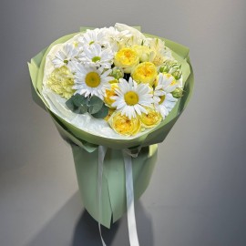 Buchet din romanițe și trandafiri îmbujorați (cu precomanda)