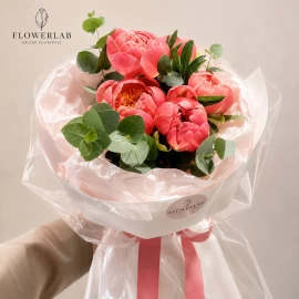 Buchet din bujori coral cu eucalipt (la comandă)