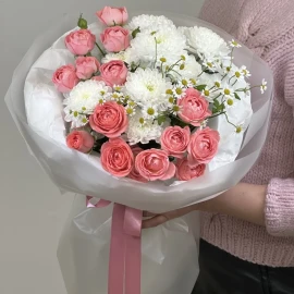 Buchet din romanițe și trandafiri îmbujorați