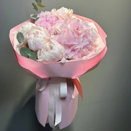 Buchet din bujori si hortensie roz