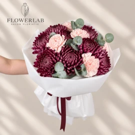 Buchet cu crizanteme violet închis și garoafe