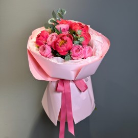 Buchet din bujori si trandafiri imbujorati