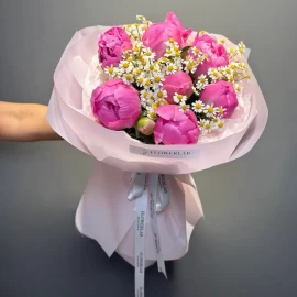 Un buchet de bujori roz aprins cu margarete (la comandă)