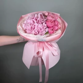 Buchet cu hortensie roz și trandafiri tip bujor