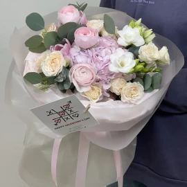 Buchet cu hortensie si ranunculus (la precomanda)
