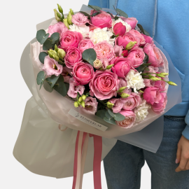 Buchet din trandafiri imbujorati si lisianthus