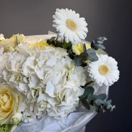 Buchet cu hortensie albă, gerbera și trandafir (la comandă)