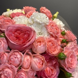 Bouquet of Femke roses and peony roses