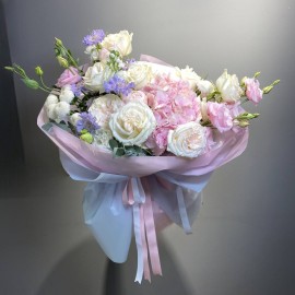 Buchet din hortensie roz trandafiri albi si eustome