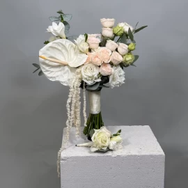 Buchet de mireasă cu anthurium alb și trandafiri crem (la comandă 14 zile)