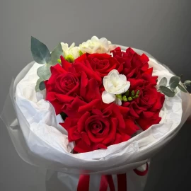 Bouquet of french roses with frezie