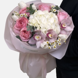 Buchet din hortensie si orhidei (valabil la precomanda)