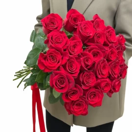 25 красных голландских роз (уточнить наличие)