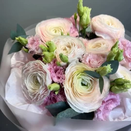 Buchet din ranunculus si eustoma ( la precomanda)