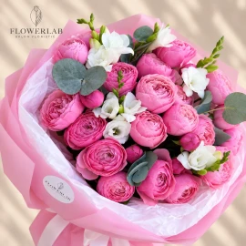 Buchet cu trandafiri de tufă Silvia Pink și frezii albe