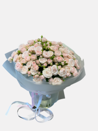 Buchet din trandafiri îmbujorati crengute crem