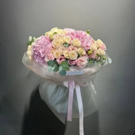 Букет из трех гортензий, роз "Sofia" и эустомы