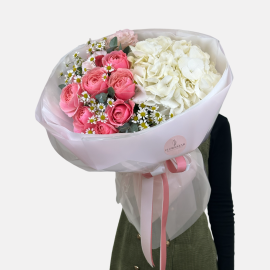 Buchet cu hortensie, romanita si trandafiri
