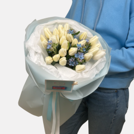 Buchet din lalele si oxypetalum